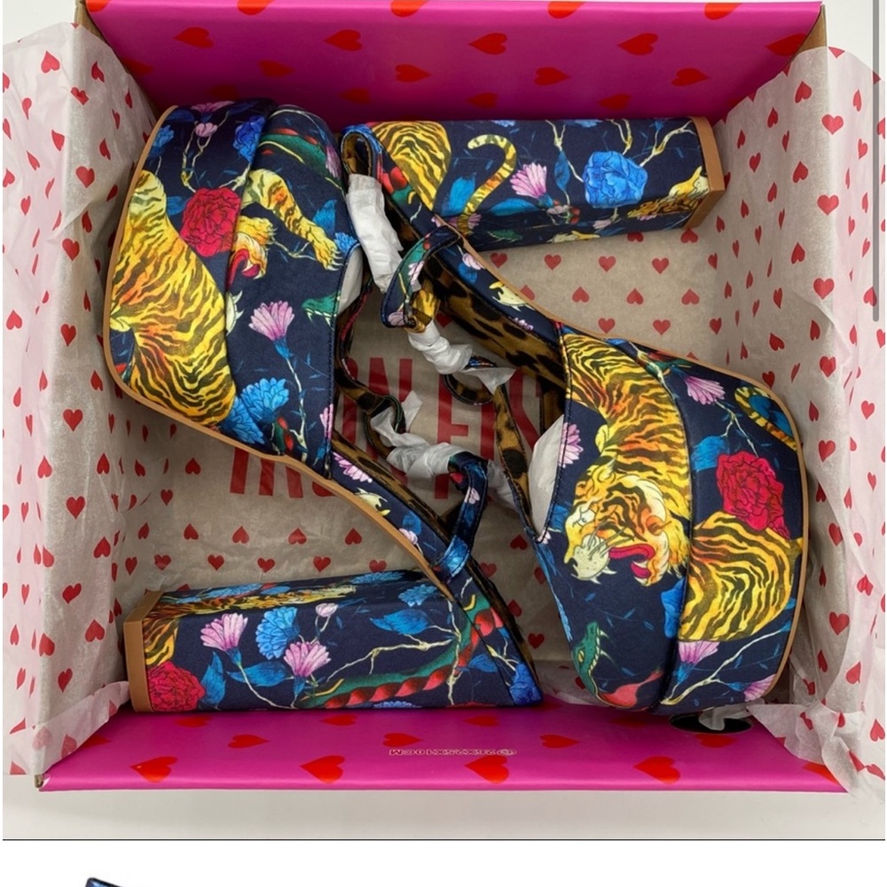 TIGER TOOTH CUTOUT HEELS IN GOLD